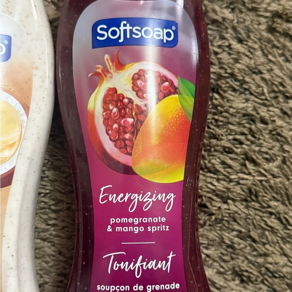 Softsoap Coconut Butter Exfoliating Scrub & Pomegranate Mango Body Wash Set